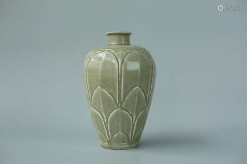 A GLAZED PORCELAIN MEIPING VASE