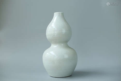 A WTHIE-GLAZED GOURD VASE