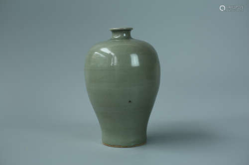 A GREEN-GLAZED MEIPING VASE