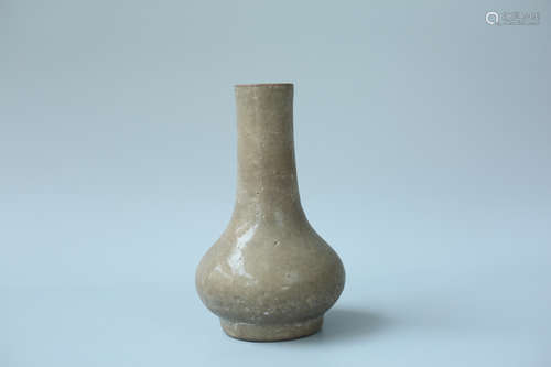 A GE YAO LONG-NECK VASE