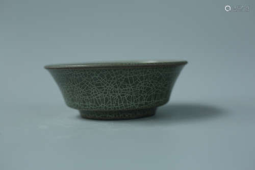 A GREEN-GLAZED SMALL BOWL