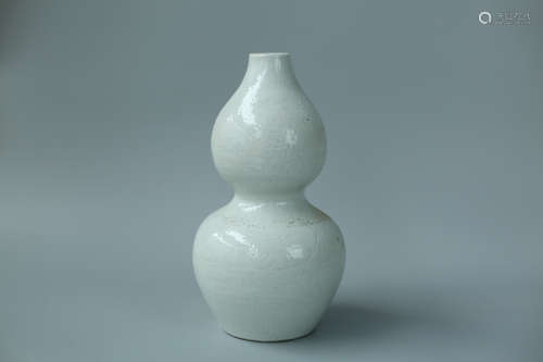 A CYAN-BLUE GLAZE GOURD VASE