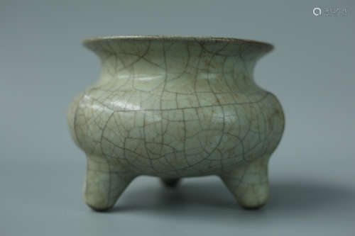 A GE YAO TRIPOD CENSER