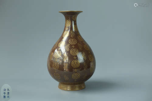 A RED YUHUCHUNPING VASE WITH OUTLINE IN GOLD