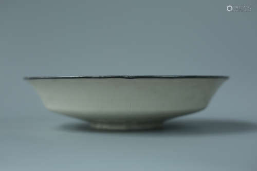 A DING YAO PLATE WITH SILVER EMBEDED