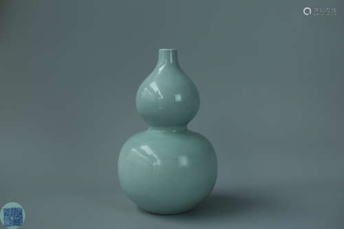 A CYAN-BLUE GLAZED GOURD VASE