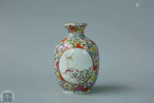 A COLORFUL PORCELAIN VASE