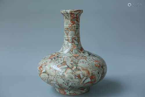 A COLORFUL PORCELAIN VASE