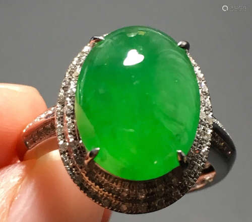 A GREEN JADEITE CARVED CIRCLE FINGER RING, TYPE A