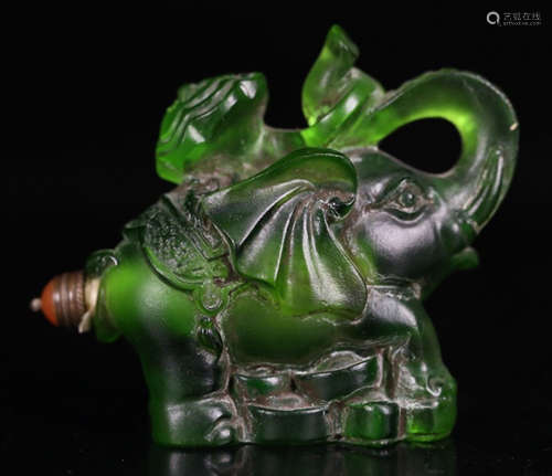 A GLASS CASTED ELEPHANT SHAPED SNUFF BOTTLE