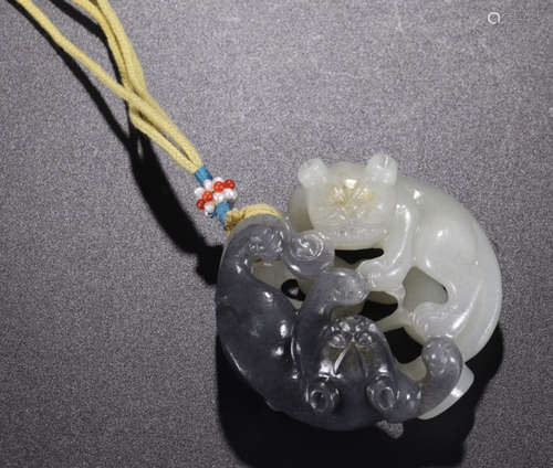 A HETIAN JADE CARVED AUSPICIOUS PATTERN PENDANT