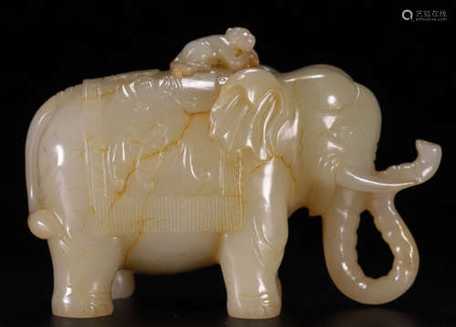 A HETIAN JADE CARVED ELEPHANT SHAPED PENDANT