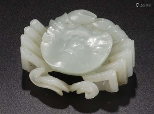 A HETIAN JADE CARVED CRAB SHAPED PENDANT