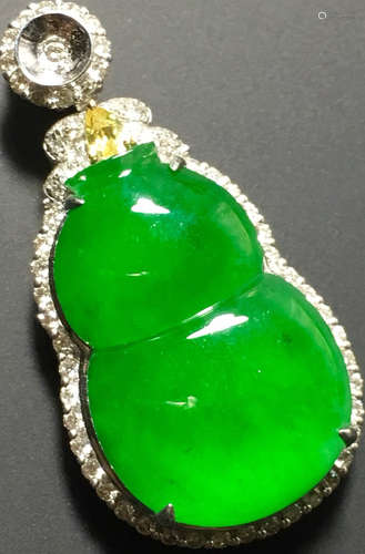 A GREEN JADEITE CARVED GOURD PENDANT, TYPE A