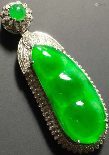 A GREEN JADEITE CARVED BEANS PENDANT, TYPE A