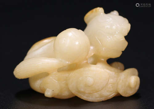 A HETIAN JADE CARVED BEAST SHAPED PENDANT