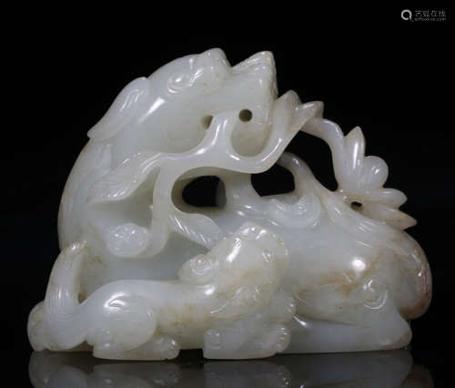 A HETIAN JADE CARVED DOUBLE LION SHAPED PENDANT