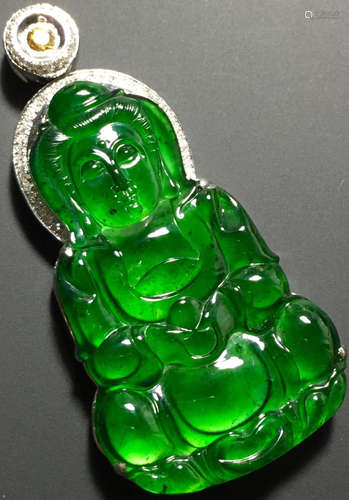 A GREEN JADEITE CARVED GUANYIN PENDANT, TYPE A