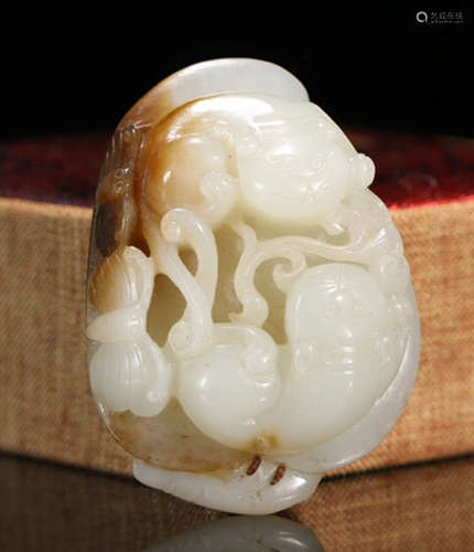 A HETIAN JADE CARVED CAT SHAPED PENDANT