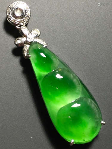 A GREEN JADEITE CARVED BEANS PENDANT, TYPE A