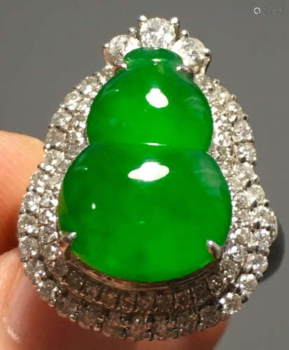 A GREEN JADEITE CARVED GOURD PENDANT, TYPE A