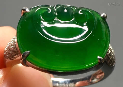 A GREEN JADEITE CARVED RUYI FINGER RING, TYPE A