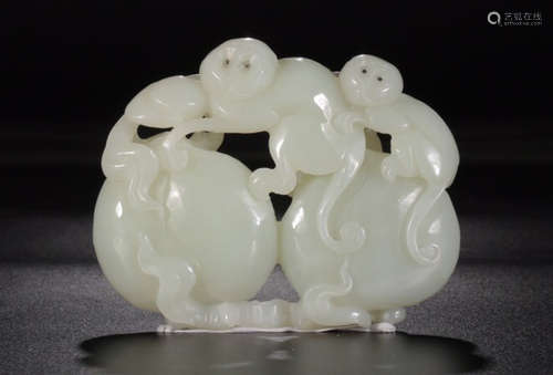 A HETIAN JADE CARVED MONKEY SHAPED PENDANT