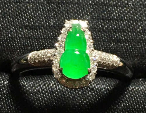 A GREEN JADEITE CARVED GOURD FINGER RING, TYPE A