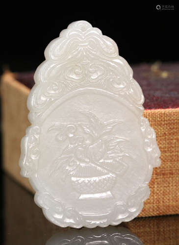 A HETIAN JADE CARVED FLOWER PATTERN PENDANT