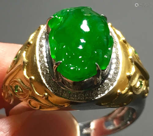 A GREEN JADEITE CARVED PIXIU FINGER RING, TYPE A