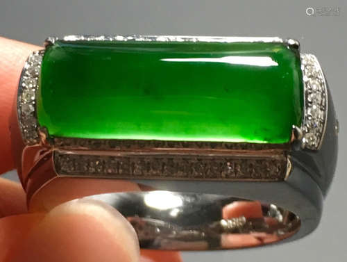 A GREEN JADEITE CARVED SQUARE FINGER RING, TYPE A