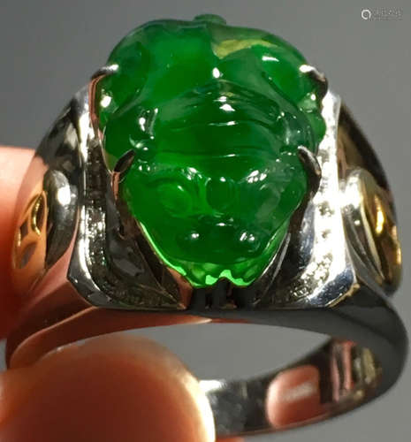 A GREEN JADEITE CARVED PIXIU FINGER RING, TYPE A