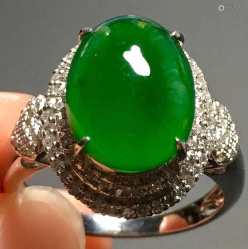 A GREEN JADEITE CARVED CIRCLE FINGER RING, TYPE A