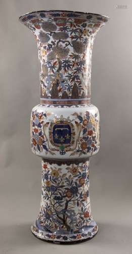 Important vase cornet en porcelaine de style Imari…