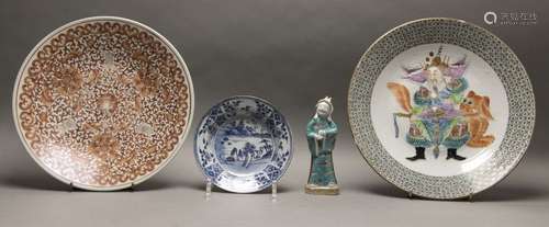 Lot comprenant (4) : Plat circulaire en porcelaine…