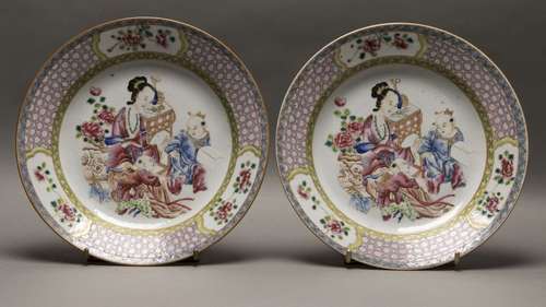 Paire de coupes en porcelaine et émaux de la Famil…