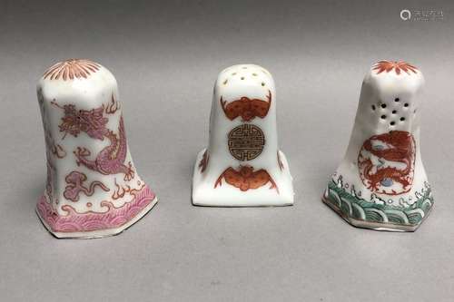 Lot de trois salières en porcelaine et émaux polyc…