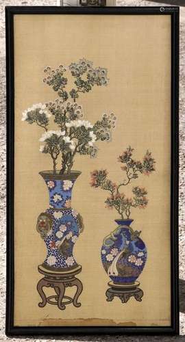 Broderie sur soie à décor de vases fleuris. Chine,…