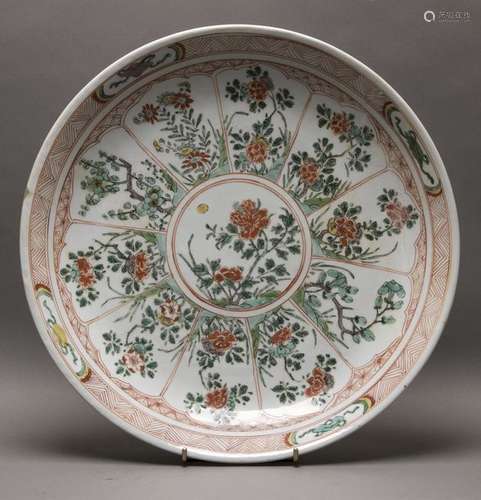 Grand plat circulaire en porcelaine et émaux de la…