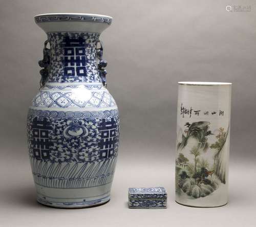 Lot comprenant (3) : Vase rouleau en porcelaine à …