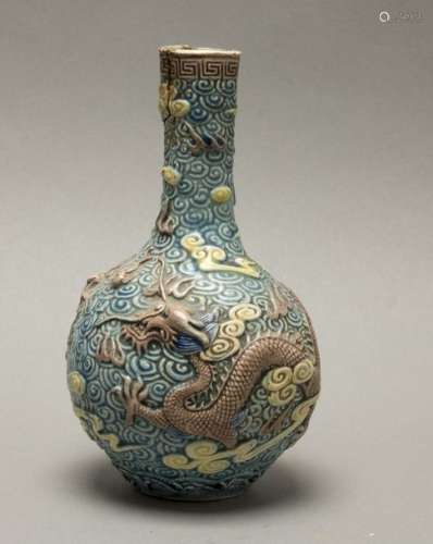 Petit vase de forme tianqiuping en porcelaine moul…