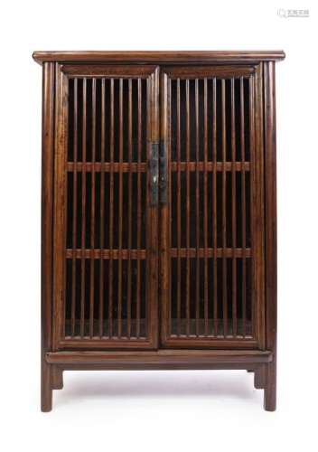 CHINE XXème siècle \nPetite armoire en bois ouvrant…