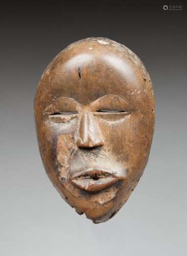 Masque de danse sculpté d'un visage à l'expression…