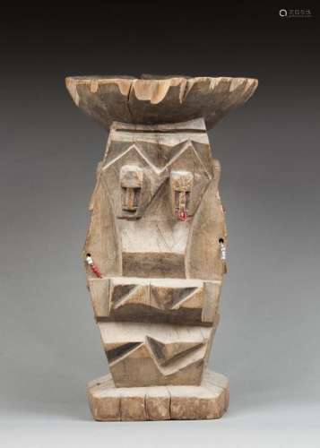 Tabouret traditionnel présentant des figures ances…