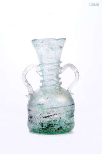Petit vase en verre irisé de couleur vert d'eau à …