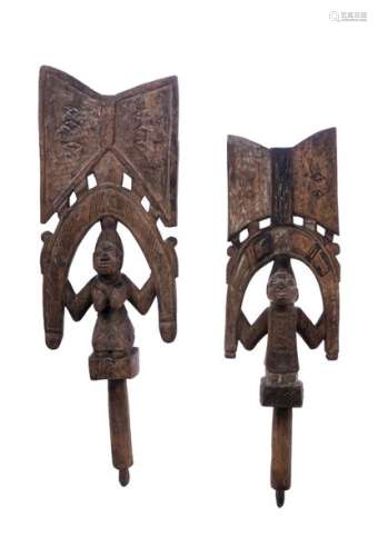 Deux Oshe Shango en bois sculpté et patiné, traces…