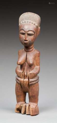 Statue féminine présentant une femme debout le cor…