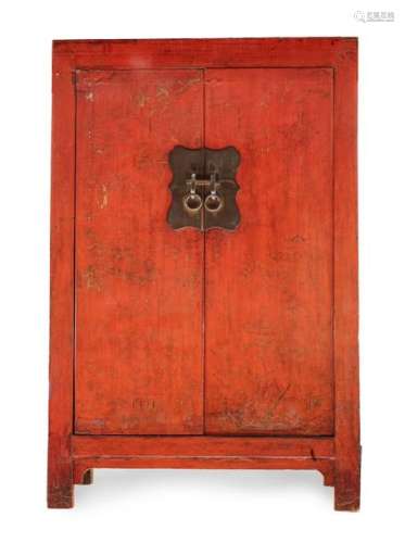 CHINE 1900 \nGrande armoire en bois laqué rouge ouv…