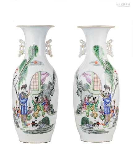 CHINE XXème siècle \nPaire de vases balustres en po…