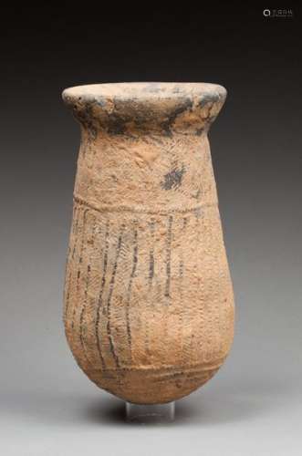 Vase cultuel à décor linéaire évoquant des scarifi…